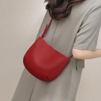 Minimalist leather saddle bag women's new versatile messenger bag casual commuter shoulder bag underarm bag raudona