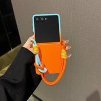Dvipusio atspalvio apyrankės dėklas telefonui Samsung Z Flip 8 flip7 FE Galaxy Z Flip 7 6 5 4 Odai draugiškas apsauginis dėklas Galaxy Z Flip 8 oranžinė