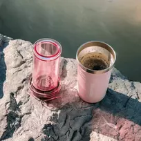 Kavos ruošimo aparatas AEROPRESS Go Plus su rožiniu termo puodeliu 475 ml