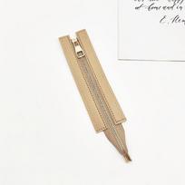 Rankų darbo odiniai užtrauktuku pinti krepšiai ir aksesuarai beige
