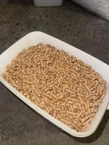 Medžio granulės kraikui, 18 l, 6 mm, 2 sandarūs kibirai