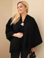 Moteriška Plus Size pončo narzutka su sage, juodos spalvos