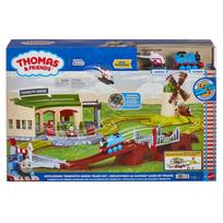 THOMAS & FRIENDS bėgių trasos rinkinys su lokomotyvų depu (JLL36)