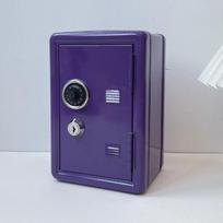 Mini metalinė saugi taupyklė su derinio užraktu ir raktu. Puikiai tinka vaikų pinigų taupymui, namų smulkių daiktų laikymui. Purple