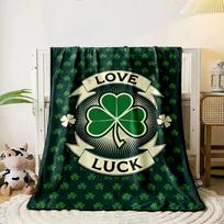 Centruotas žalias dobilas su „Meilė“ ir „Sėkmė“ juostelėmis, apsuptas dobilų. visiems metų laikams skirta pietų pertraukos užtiesalo dovana 80cm x 120cm black