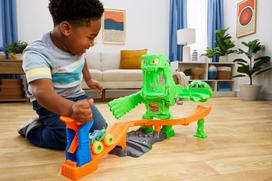 Mattel Hot Wheels Monster Trucks Mutant Monster Takedown Playset with Toy Truck & Slime