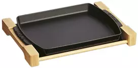 STAUB Ketaus puodas ant medinio stovo 33 x 23 cm, juodas