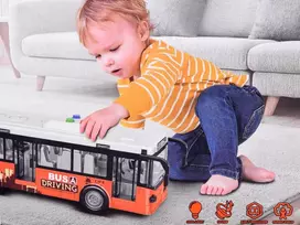 Didelis autobusas su garsais ir šviesomis, oranžinis