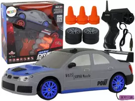 Sportinis automobilis su nuotolinio valdymo pultu, pilkas