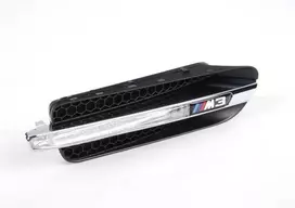 Originalus priekinio sparno apdailos grotelių su emblema dešinėje tinka BMW M3 E90 sedanas 07-2011
