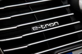 VAG Naujas originalus AUDI A3/S3 (13-17) priekinis bamperis radiatoriaus grotelių "E-TRON" ženklelis OEM