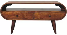 TV staliukas Artisan Furniture Apvalintų formų mango medienos TV spintelė su 2 stalčiais, kaštono atspalvio