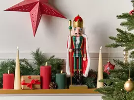 Beliani Dekoratyvinė figūrėlė HALLSJON Spragtukas 50 cm raudona/žalia