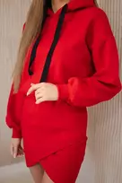 Raudona suknelė su gobtuvu ir asimetrišku apačios kirpimu