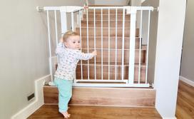 Stair safety gate for children | width 138-145cm | no drilling required
