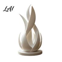 Abstrakti liepsnos statulėlė ant stalo 3D spausdinta skulptūra Modernus minimalistinis susuktas menas Elegantiški juodi balti ornamentai ir lentyna Kūrybingi šiuolaikiniai namai balta