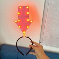 Su LED strėlės formos šviečiančia galvos juosta Unikalus dizainas Maitinamas baterijomis Koncertinis plaukų aksesuaras A4 red