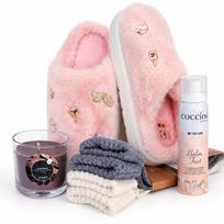 Rinkinys 4-in-1: šiltos moteriškos Filippo® šlepetės, 2 poros VCA Textil® alpakų kojinių, pėdų balzamas ir žvakė