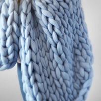 Didelis minkštas stambiai megztas storas vilnos pledas su universaliomis spalvomis jaukiam komfortui lightblue,100x80