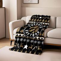 Šventiniai raštai apima snaiges, eglutes, elnius, saldainių lazdeles ir žvaigždes. visiems metų laikams skirta pietų pertraukos užtiesalo dovana 80cm x 120cm black