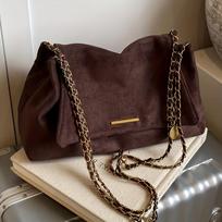 Ši elegantiška ir stilinga moteriška zomšos imitacijos rankinė/peties rankinė/crossbody rankinė yra talpi, į ją tilps visos jūsų būtinybės, ir puikiai tinka kaip ruda