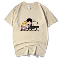 Karalienės grupė Freddie Mercury groja pianinu juokingame marškinėlyje. Vasarinis vyriškas hip-hopo roko stiliaus mados tendencija su trumpomis rankovėmis M beige