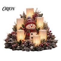 LED žvakių dekoracija Kalėdų puošmena su dirbtinėmis kadagio ir pušies šakomis bei raudonomis uogomis, snieguota spygliuočių kompozicija, be liepsnos, žiemos šventės stalas F beige