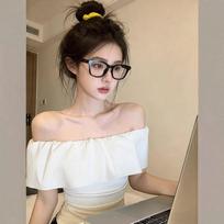 Huge good-looking short-sleeved top for women's summer, new Korean design T-shirt in summer, pure desire, one-word shoulder and half sleeves XL