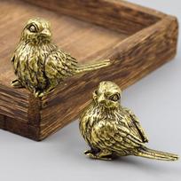 Maža žvirblio statulėlė Metalas Žalvaris Arbatos augintinis Stalo ornamentas Namų dekoravimo aksesuarai Retro Paukščio Gyvūno Figūrėlės Miniatiūros Amatai beige