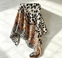 Spausdinta kvadratinė skara su šilko efektu 90x90cm, lengvas poliesterio šalis moterims, universali kaklo skara, galvos apdangalas ir plaukų aksesuaras Light coffee leopard print gray