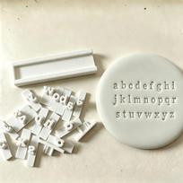 Rankų darbo molinių raidžių ir skaičių antspaudų rinkinys su 26 raidėmis Keramikos DIY antspaudų rinkinys Pradedantiesiems draugiškas 26 Lowercase Letters beige