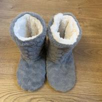 Prabangiai minkštos suaugusiųjų ir vaikų grindų kojinės-šlepetės su šiltu pliušiniu pamušalu Foot Length=19cm tamsiai pilka spalva