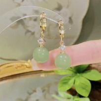 2024 High-End Green Cat's Eye Ear Cuff Earrings: Light Luxury, Versatile & Simple Design auksas