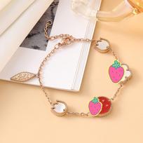 Romantic Cherry Blossom Ladybug Bracelet: Light Luxury Mother-of-Pearl Five-Petal Design rožinio aukso spalvos