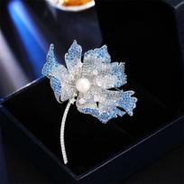 Women's Light Luxury Design Elegant Imitation Pearl Ginkgo Leaf Brooch Fashionable And Versatile Niche Design Brooch gray