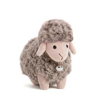 Minkštas žaislas avelė Dolly „Mocha“ su varpeliu – 2027 metų simbolis, 13 cm