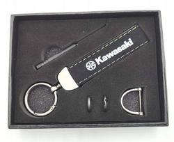 KAWASAKI raktų pakabukas EXCLUSIVE LOGO žalias siūlas + dovanų dėžutė