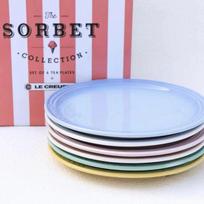 Spalvingas prancūziškas keramikinis stalo indų rinkinys: 18 cm apvalus lėkštė, 23 cm lėkštė vakarienei ir dubenys black