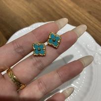 Buqi Latti Italian Brushed Mini Small Natural White Fritillary Clover Earrings Vintage Court Style Earrings gray