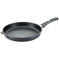 Keptuvė AMT 32/5 cm su plastikine rankena