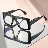 Large-framed flat-topped anti-blue light glasses can modify the face shape and are worn daily for street photography gray