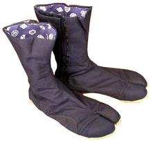[Tsubaki Model] Tabi (Japanese split-toe socks) - Camellia design, indigo dyed, with resin toe cap, 10 clasps, 25.0 cm black