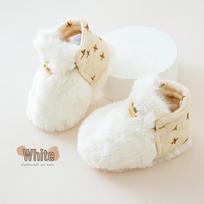 Plaušiniai sutirštinti pirmieji kūdikio vaikščiojimo batukai ir kojinės - Minkšti, šilti, rudens/žiemos stiliaus kūdikiams Size 12, 6-12 months, foot length up to 12cm balta