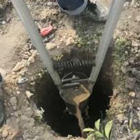 Universalus įrankis kasti kietą dirvą: Lopeta, Kaplys, Angos stulpams, Duobės medžiams, Luojango lopeta, Sodinių persodinimas. Manganese steel shovel head without handle gray