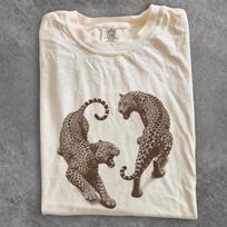 Vintažiniai kovojančių leopardų marškinėliai, Laukinių gyvūnų grafiniai marškinėliai, Retro laukinių didžiųjų kačių iliustracijos marškinėliai, Dovana safario mėgėjui 150 white