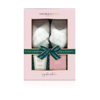 Rinkinys Baylis & Harding moterims: vonios druska, 100 g + kojų pienelis, 140 ml + šlepetės