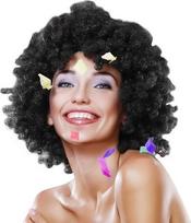 Juoda afro peruka su garbanotais plaukais vakarėliui