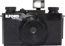 ILFORD PIXIE 35mm juostinis fotoaparatas – sidabrinis/juodas, su blykste ir automatiniu fokusavimu