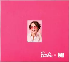 Kodak x Barbie 8x8 inch nuotraukų albumas su medžiaginiu viršeliu ir langeliu, rožinės spalvos (RODB2X3SBPK)