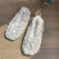 Jaukios šiltos kvėpuojančios šlepetės namams, purios dirbtinio kailio, minkštu padu, pojūtis kaip basomis, neslystančios, pliušinis pamušalas 38-40 gray